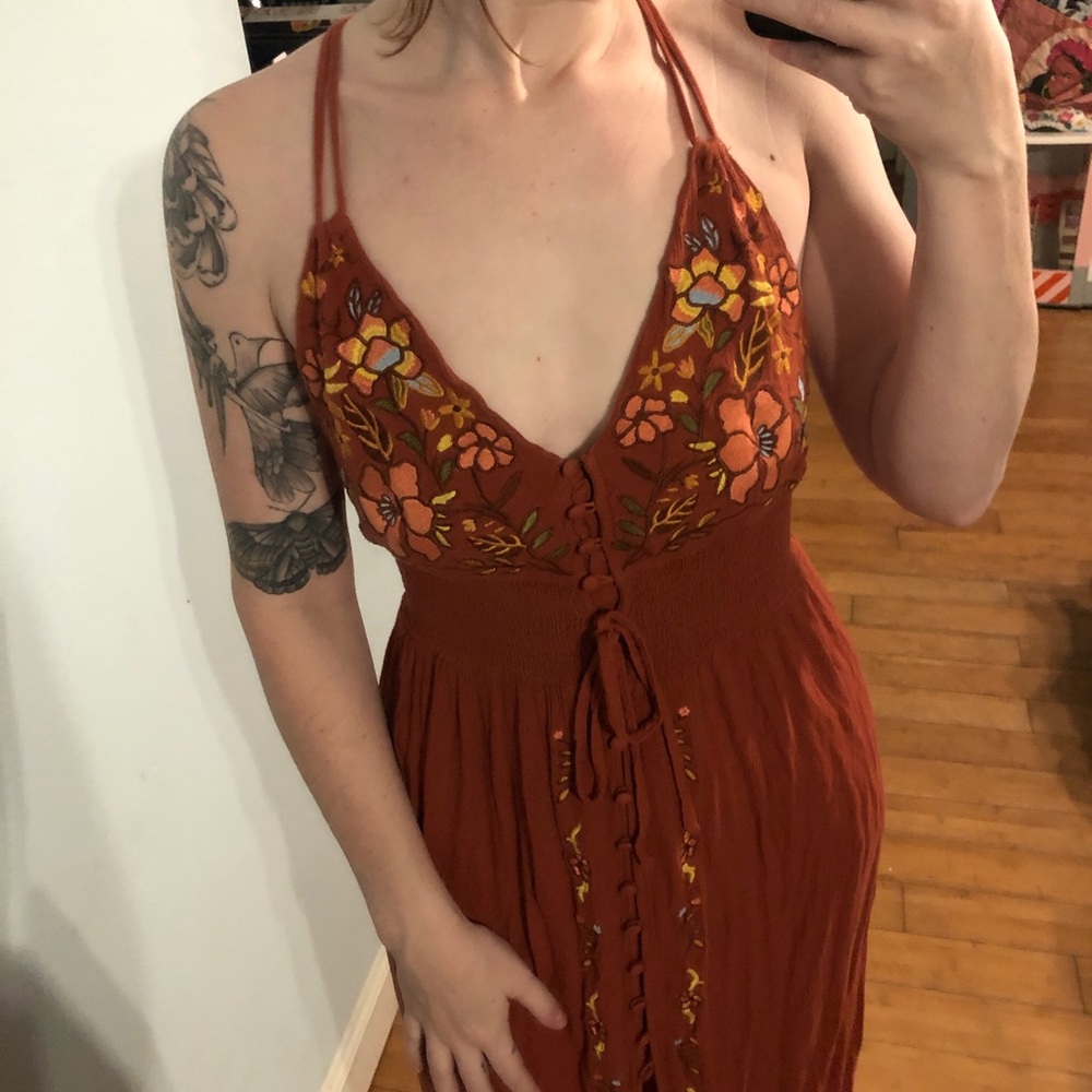 Burnt orange maxi dress with floral embroidery and slits - Picture 2 of 5